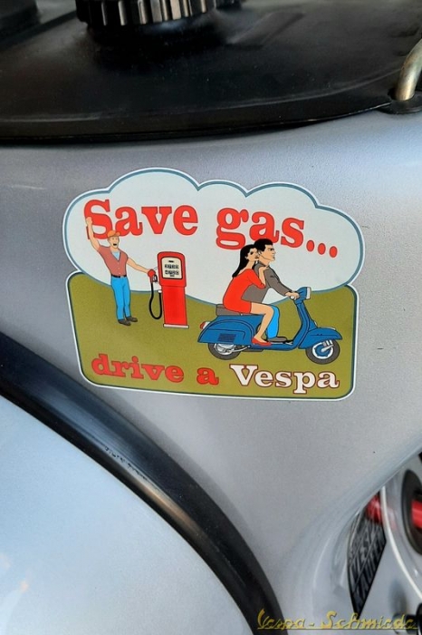 Aufkleber "Save gas ... drive a Vespa!"